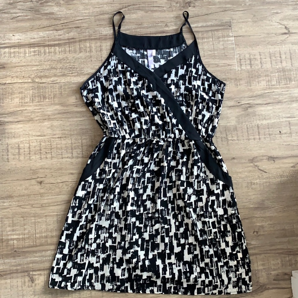 Black and white sleeveless dress with pockets